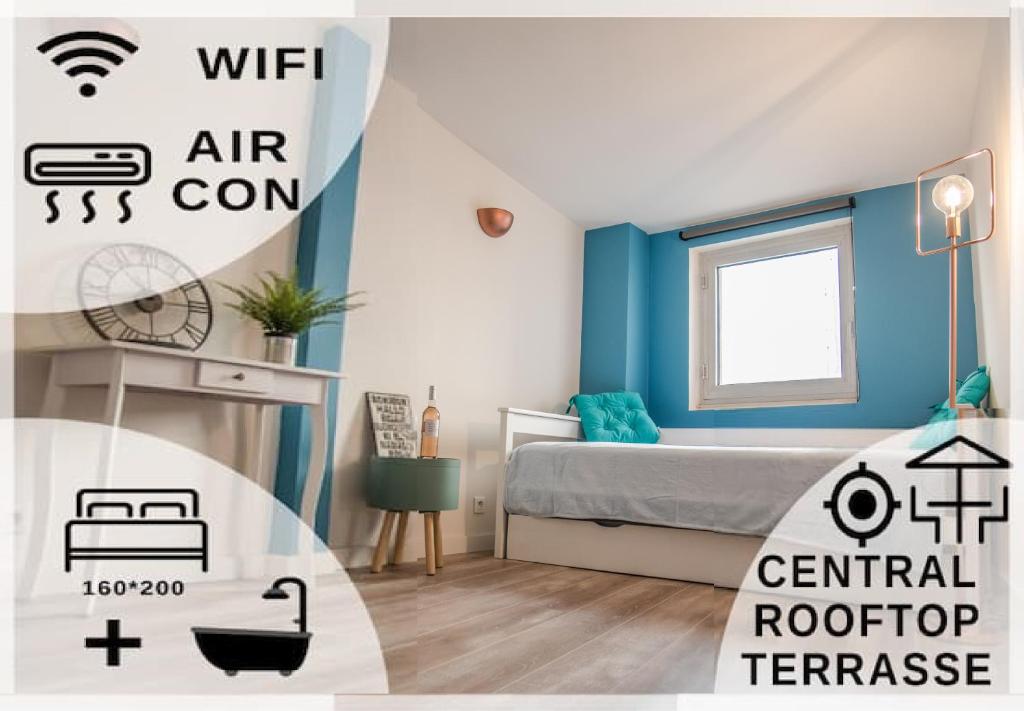 - une chambre avec des murs bleus, un lit et une fenêtre dans l'établissement Aventure Avignonnaise - ROOFTOP TERRASSE - INTRAMUROS - CITY CENTER, à Avignon