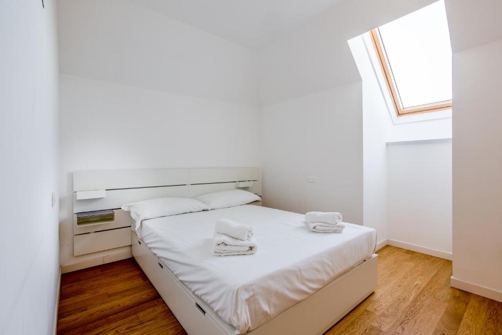 Łóżko lub łóżka w pokoju w obiekcie Modern APT with Terrace, WIFI & AC