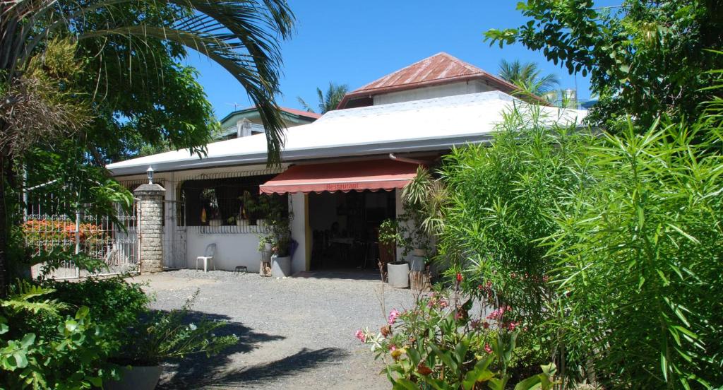 Κήπος έξω από το Lapu-Lapu Cottages & Restaurant