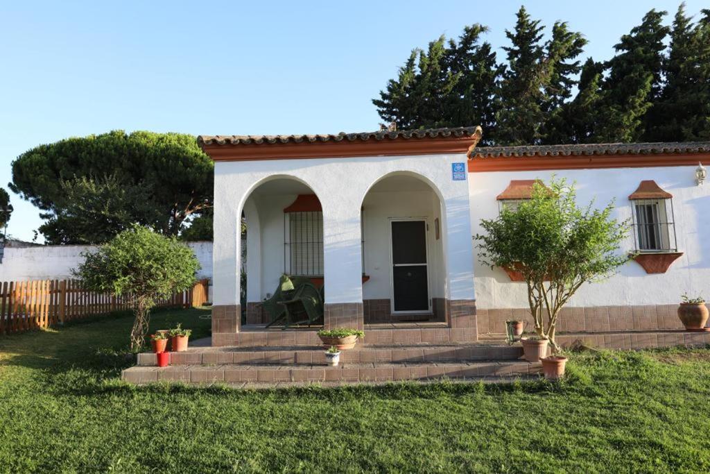 A garden outside Chalet con piscina, amplio jardin y aire acondicionado