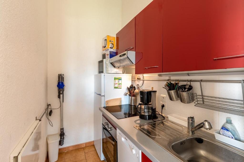 une petite cuisine avec un évier et un réfrigérateur dans l'établissement Le Monti, à Monticello