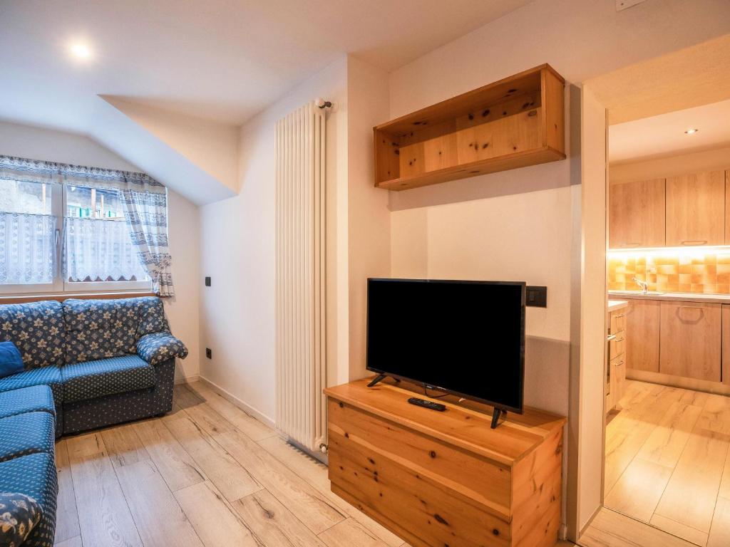 Televízia a/alebo spoločenská miestnosť v ubytovaní Chalet Osmar Appartamento 1