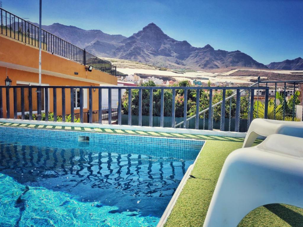 una piscina con vistas a las montañas en Villa Los Llanos, en San Nicolás