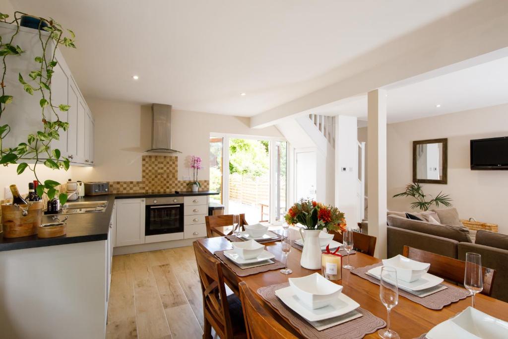 Orchard Croft Lodge, Chichester, New Property, New Listing, 5 STAR GOOGLE REPORTS, Sleeps 6, Split & Link King Beds, Free Sky TV Inc' Sky Sports, Free Wi Fi, Quiet Location, 9 Minutes from Wittering Beach, Private Parking For 6 Cars, Dog Friendly !