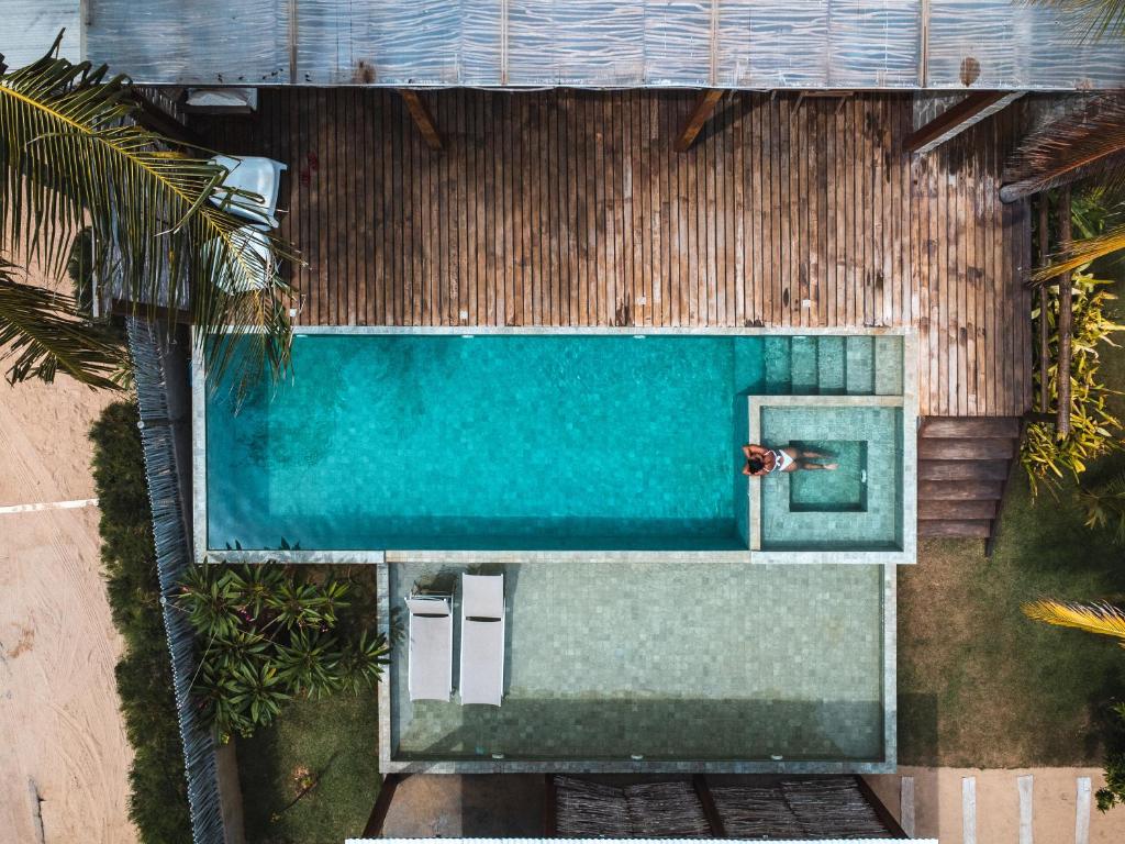 an overhead view of a swimming pool next to a building at Villa Siriguela in Icaraí