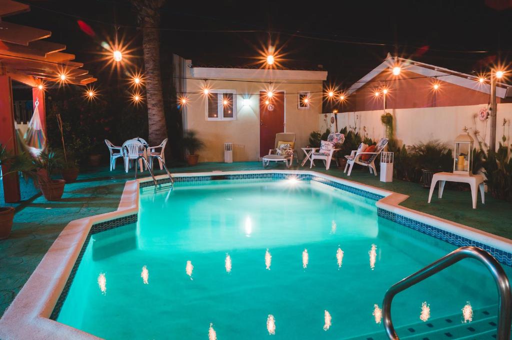 Bazén v ubytování Courtesy Apartments Aruba nebo v jeho okolí
