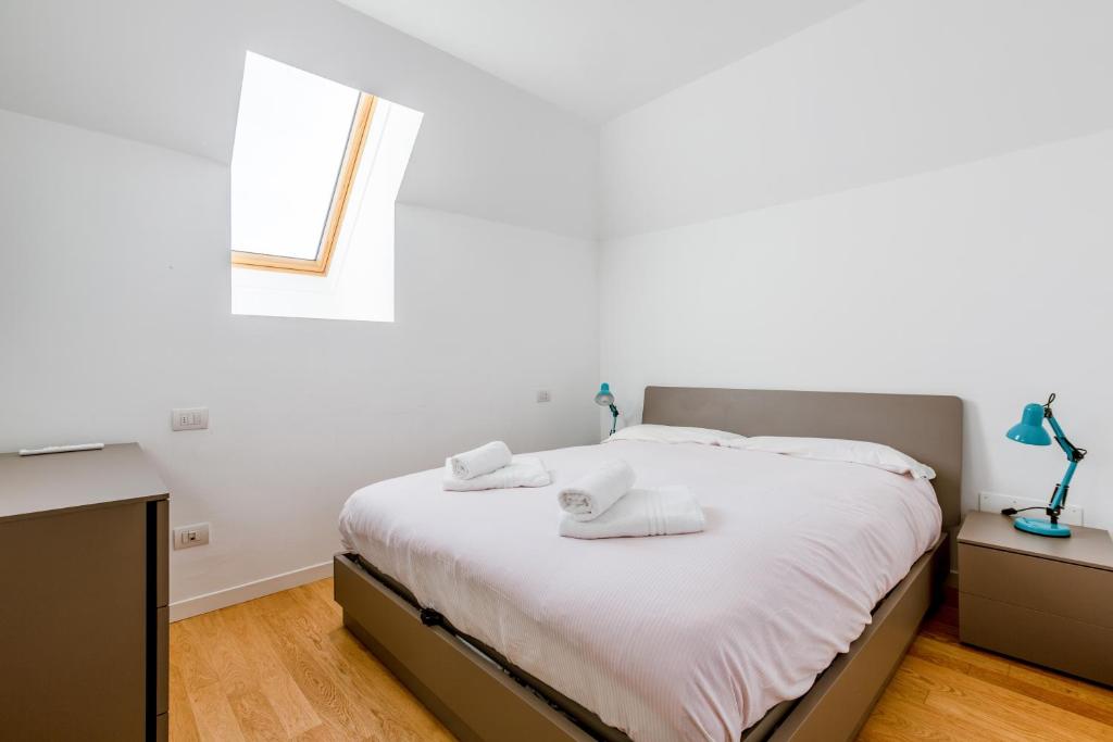 Łóżko lub łóżka w pokoju w obiekcie Modern APT with Terrace, WIFI & AC