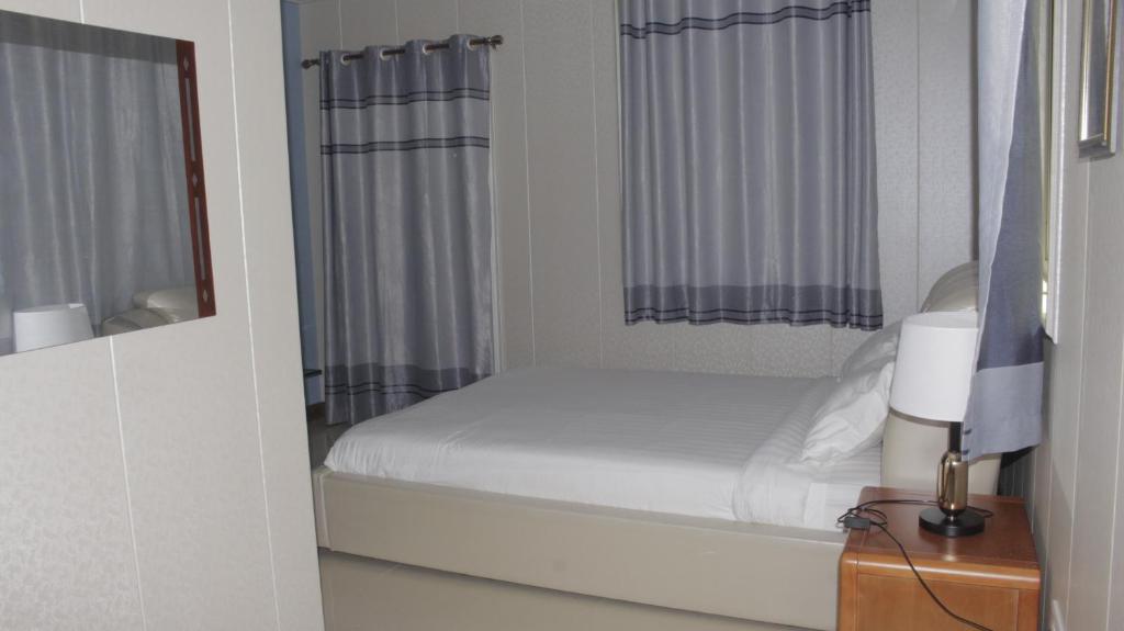 Postel nebo postele na pokoji v ubytování Riverside Hotel