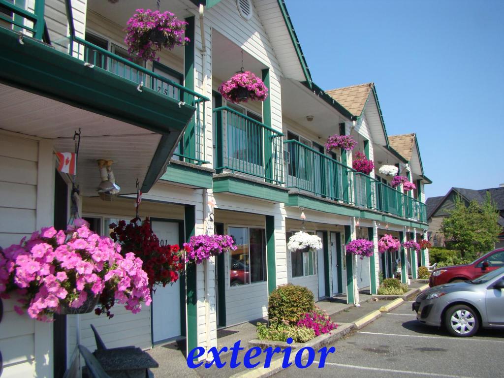 eine Reihe von Häusern mit Blumen auf ihren Balkonen in der Unterkunft Harbour Light Motel in Nanaimo