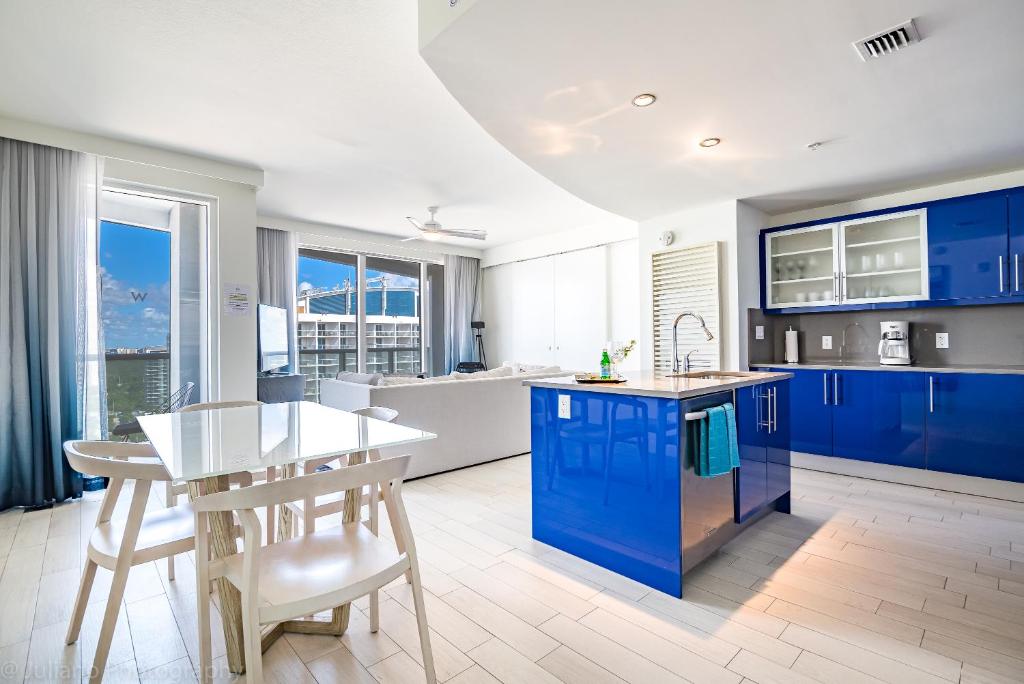 Kjøkken eller kjøkkenkrok på W Residences Fort Lauderdale Luxury Suites Across from Fort Lauderdale Beach