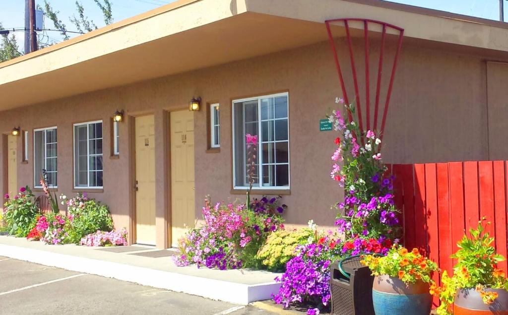 un edificio con muchas flores delante de él en Uptown Inn en Port Angeles