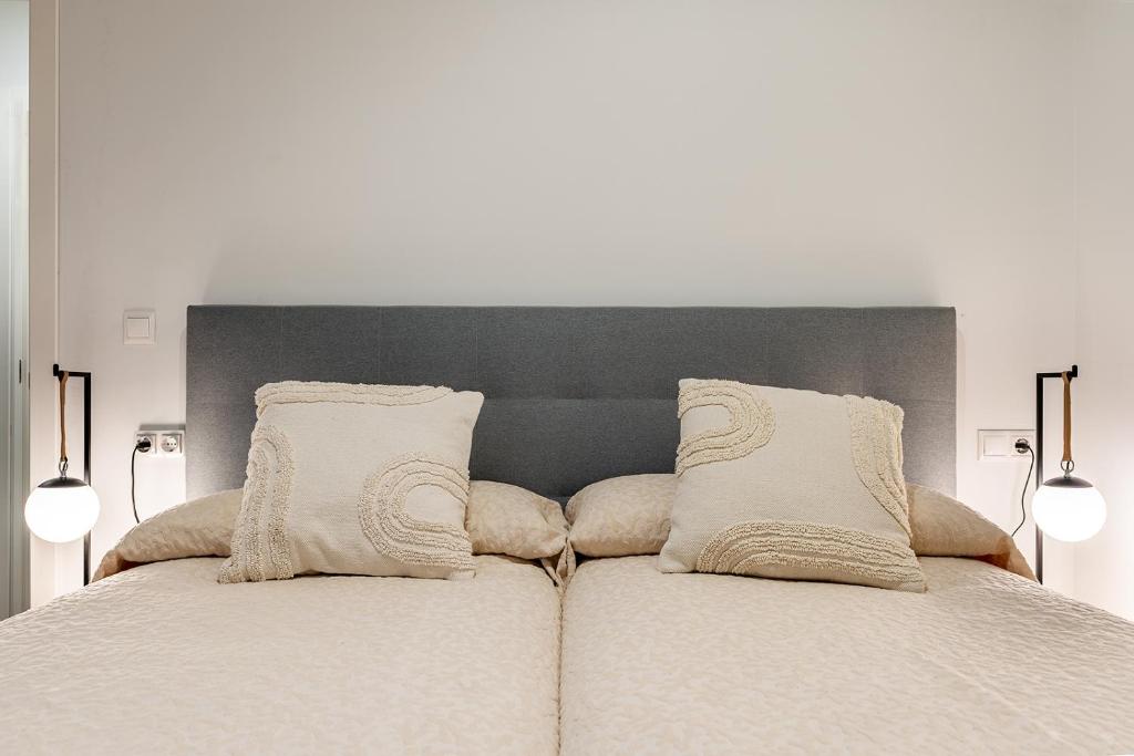 A bed or beds in a room at tuGuest S.Pedro Apartments