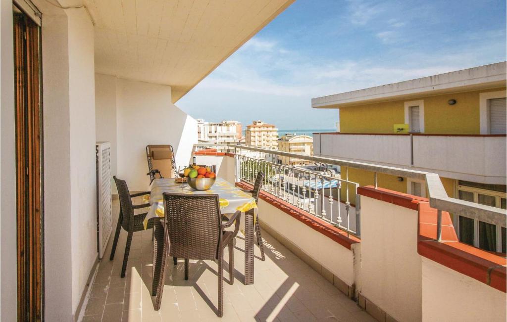 un balcone con tavolo e sedie su un edificio di Casa Rachele ad Alba Adriatica