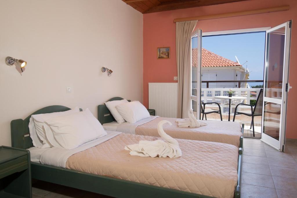 Postel nebo postele na pokoji v ubytování Theodora Studios & Apartments