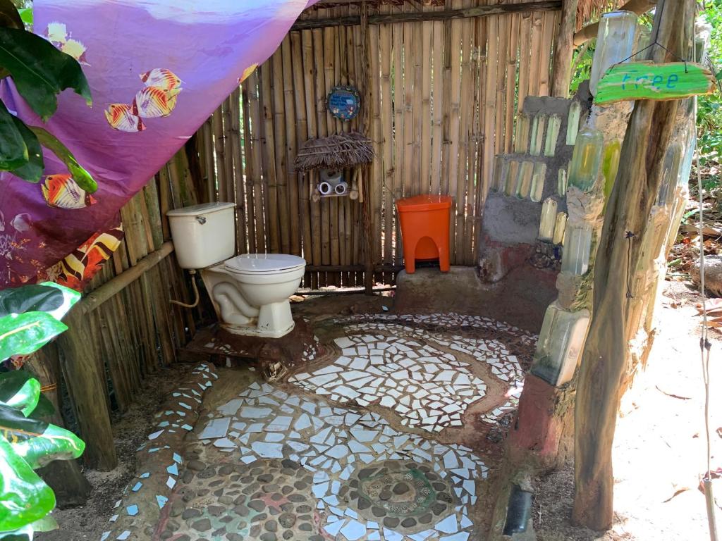 Un baño con inodoro en una estructura de madera. en ENSUEÑOS NATURAL RESERVE Little Corn Island Nicaragua, en Little Corn Island