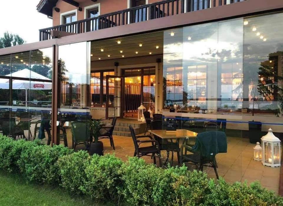 Reštaurácia alebo iné gastronomické zariadenie v ubytovaní Hotel Słoneczny Brzeg