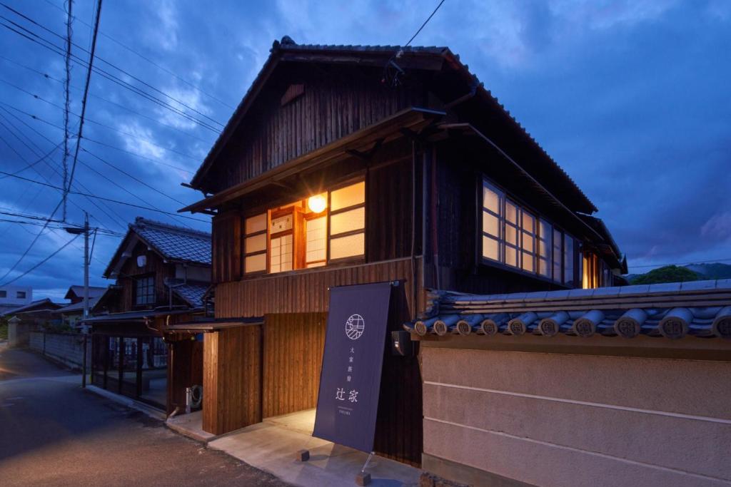 una casa con un cartel en el lateral de un edificio en Large family accommodation Tsuji family - Vacation STAY 20952v, en Mitoyo