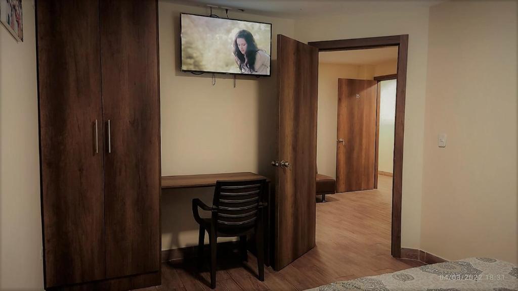 TV a/nebo společenská místnost v ubytování Apart Cayambe