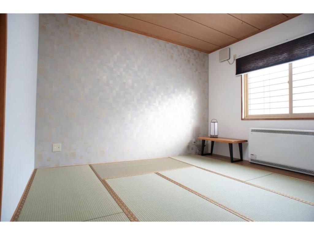 un soggiorno con tavolo e finestra di Guest House Tou - Vacation STAY 26356v a Kushiro