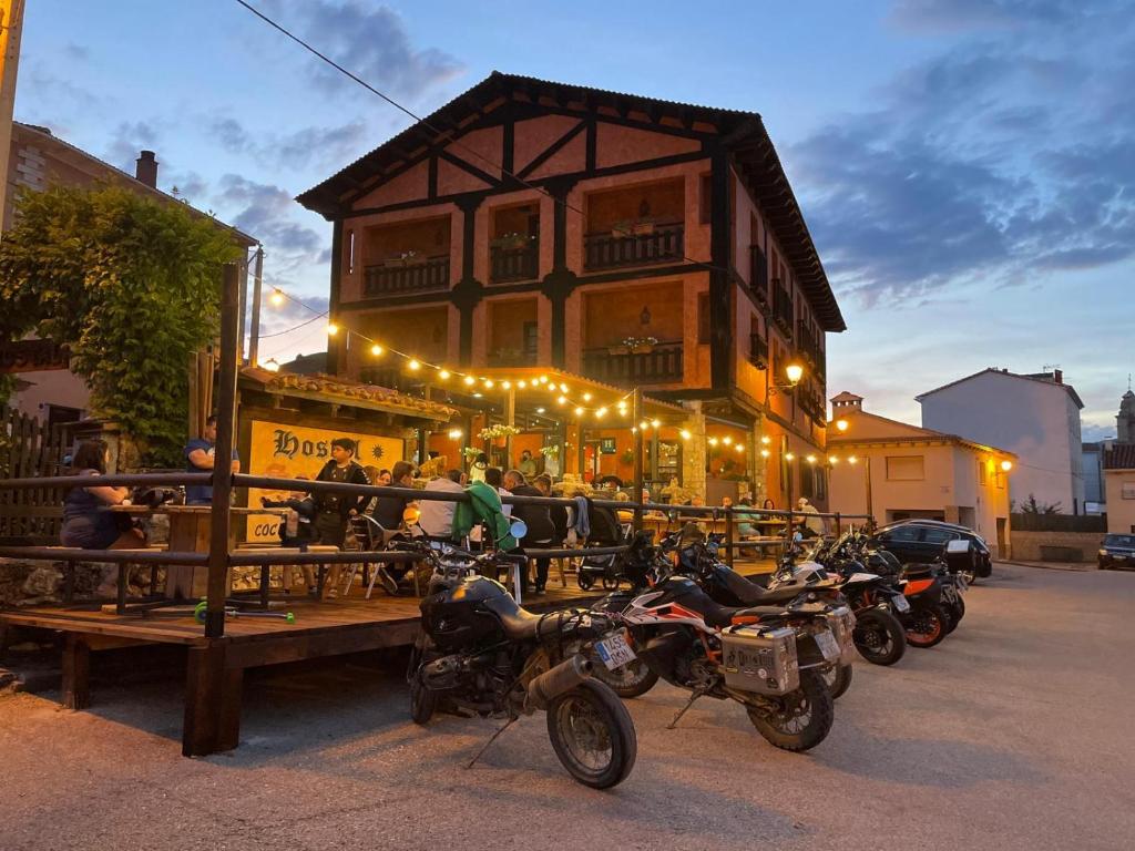 un grupo de motocicletas estacionadas frente a un edificio en Hostal Restaurante Serrania, en Tragacete