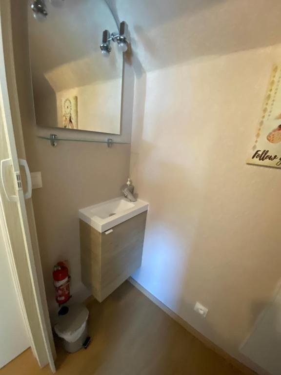 Ein Badezimmer in der Unterkunft Un petit coin de bonheurs Maison enti&egrave;re class&eacute;e 3 &eacute;toiles