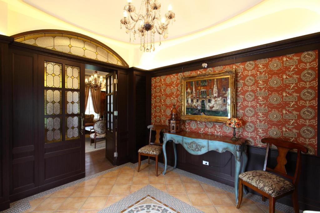 a living room with a fireplace and a chandelier at Haut Rhin Villa in Zhuangwei