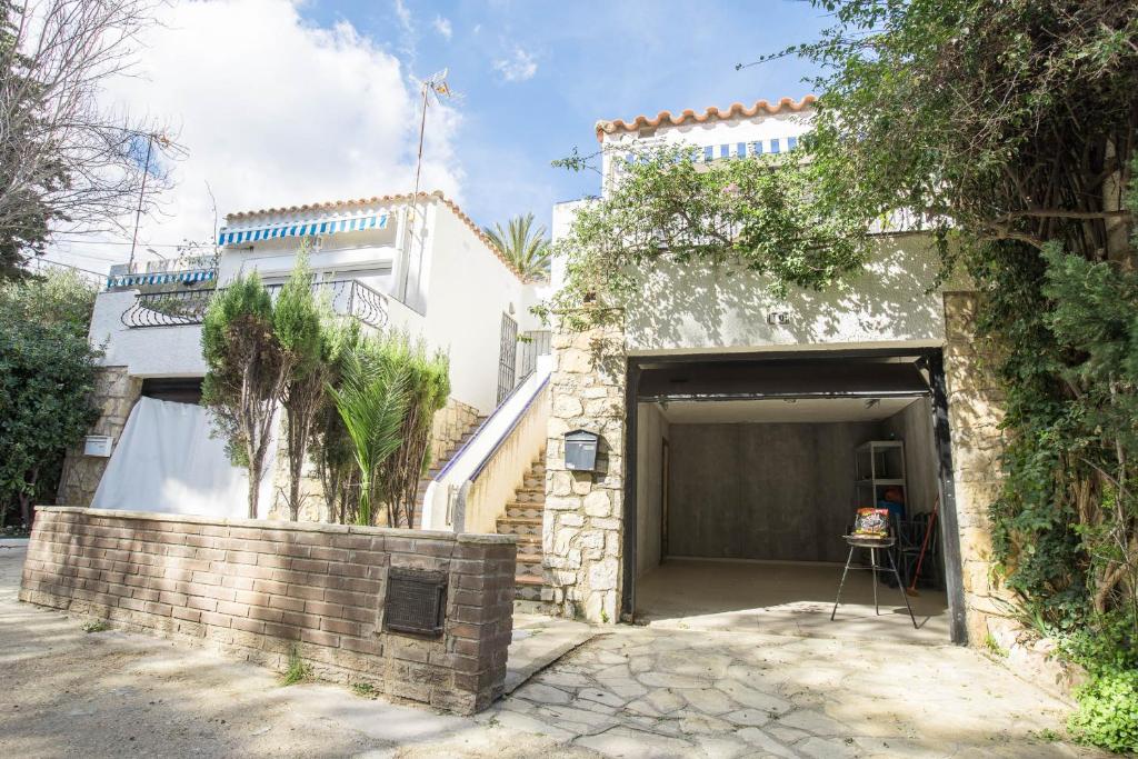 a garage with a garage door and a building at Casa Rosana by MarCalma in Miami Platja