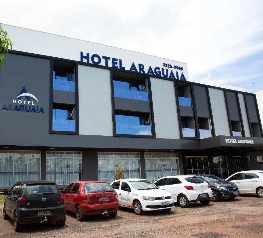 un estacionamiento de hotel con coches estacionados frente a él en Hotel Araguaia en Palmas