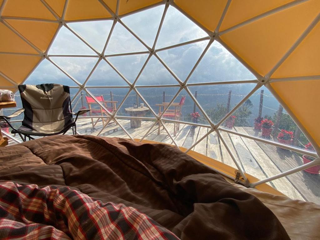 a large glass igloo with a bed and a window at Glamping el Porvenir RNT 10601 in Manta