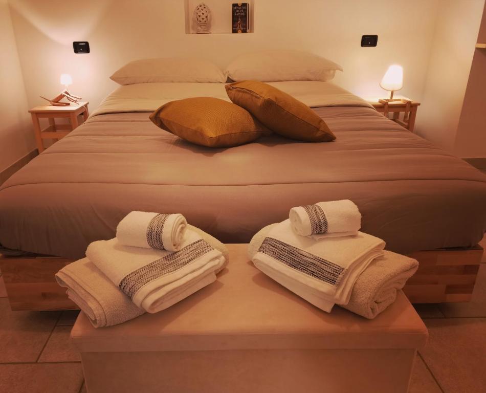 ein Schlafzimmer mit einem Bett mit Handtüchern darauf in der Unterkunft M&G Maison in Crispiano
