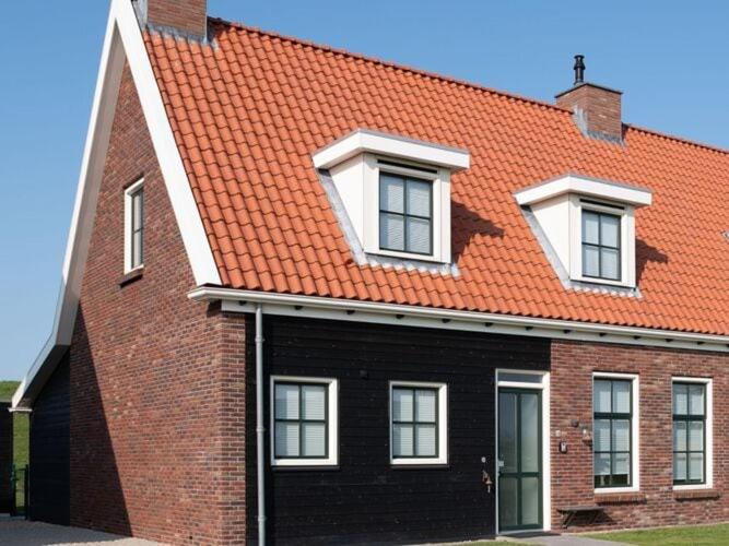 ColijnsplaatにあるHoliday home with whirlpool and sauna in a quiet area in Zeelandの煉瓦造りの煉瓦屋根