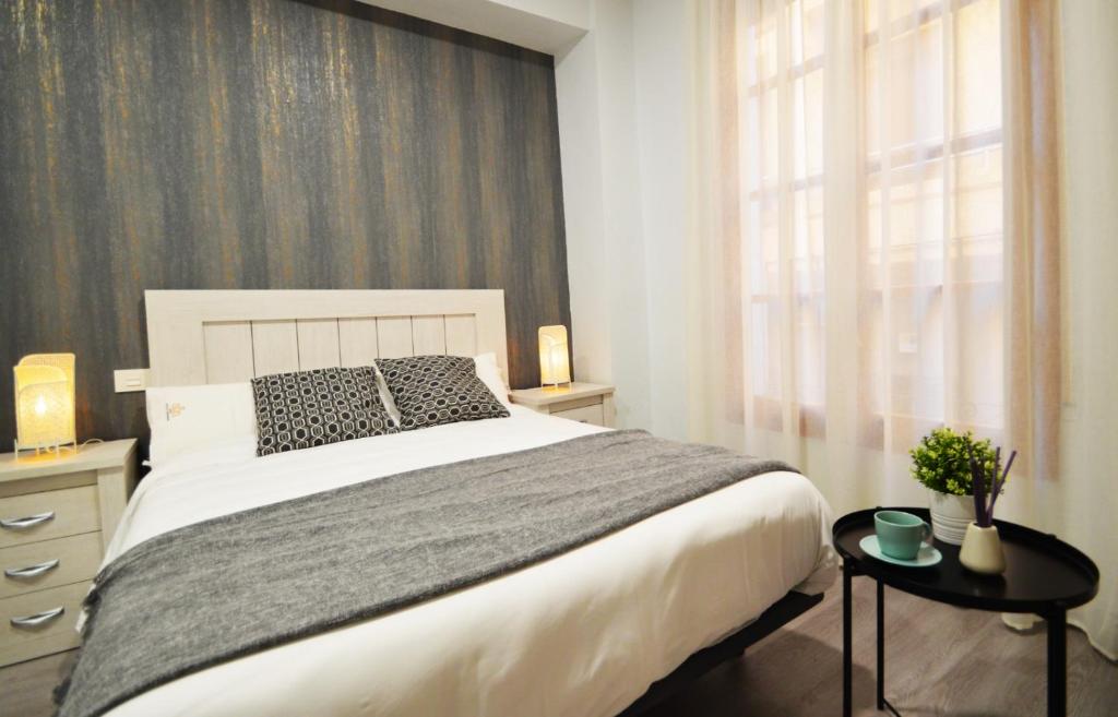 Un dormitorio con una cama grande y una ventana en Apartamento Encanto Tarazona, en Tarazona de Aragón