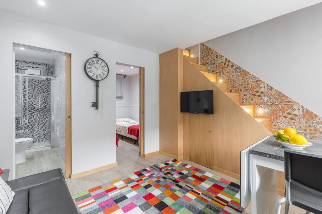 - un salon avec un escalier et un tapis dans l'établissement OportoHost Campanhã, à Porto