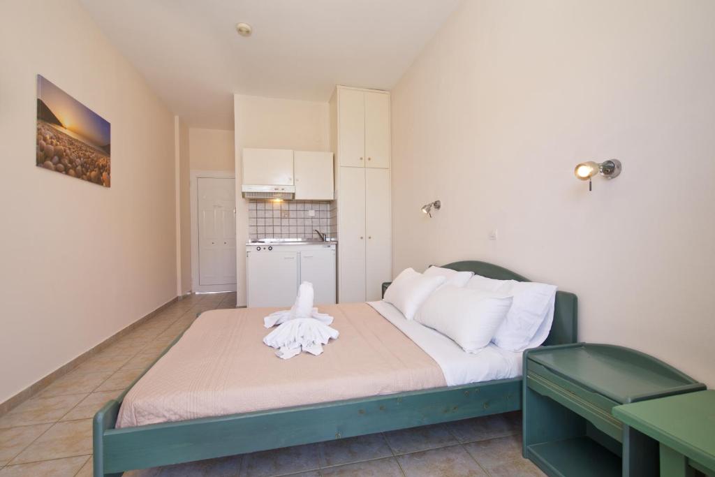 Postel nebo postele na pokoji v ubytování Theodora Studios & Apartments