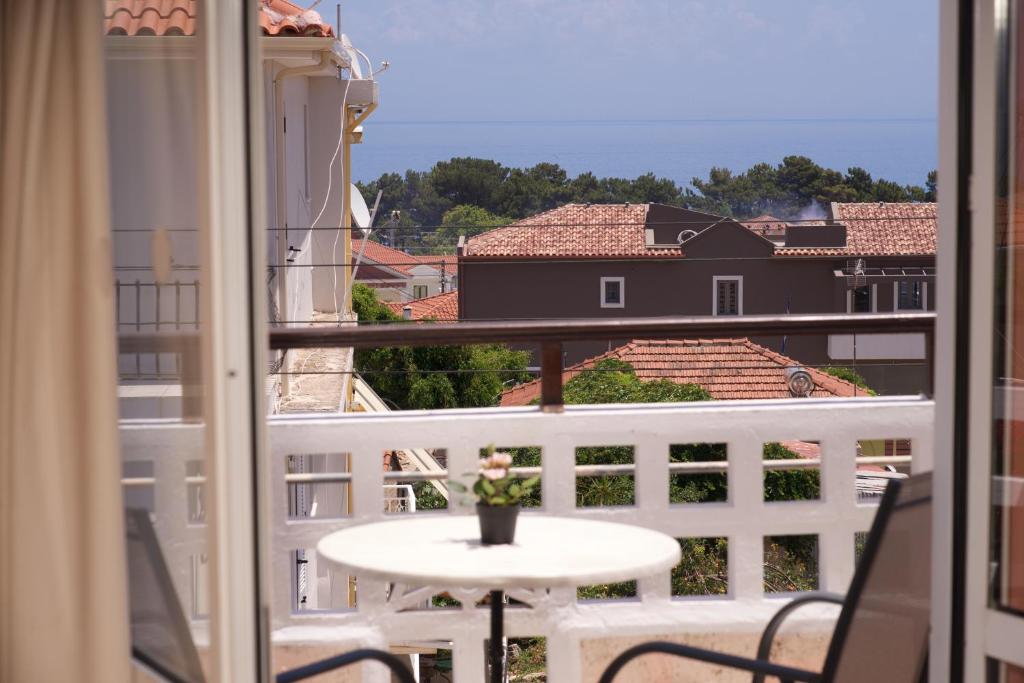 Balkón nebo terasa v ubytování Theodora Studios & Apartments