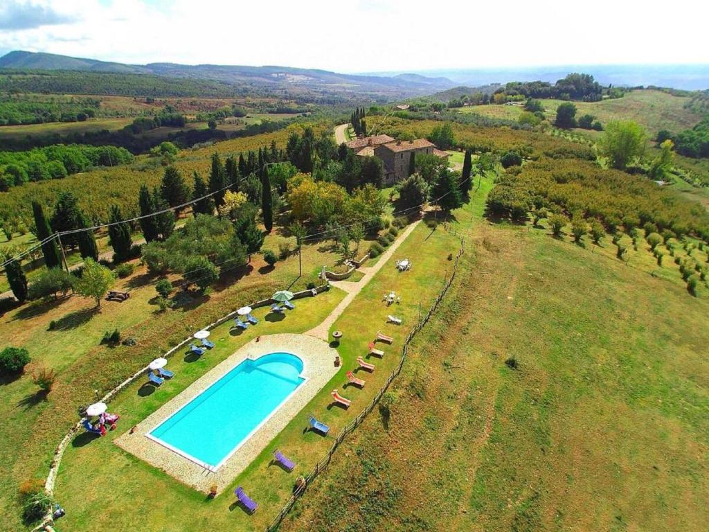 una vista aérea de una piscina en un campo en Belvilla by OYO Mansion in Orvieto, en Orvieto