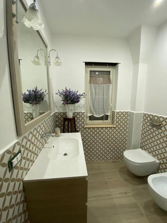 A bathroom at Tra mare e lago