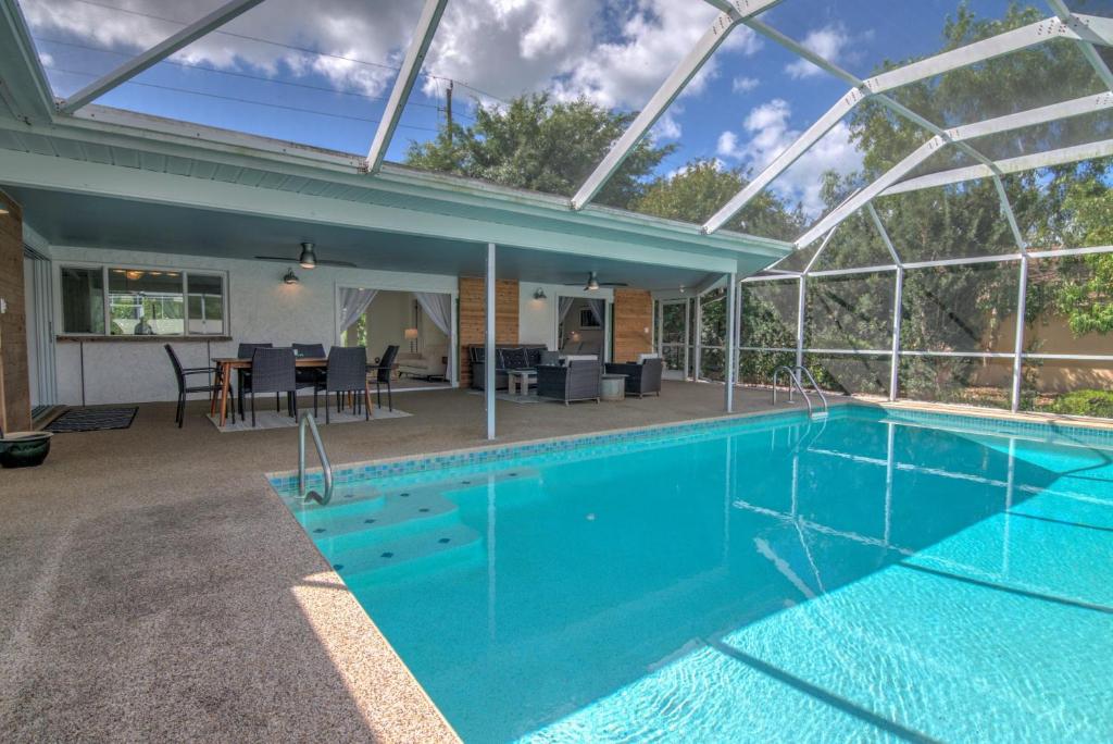 Scenic Water Views At This California Contemporary Pool Home - Housity