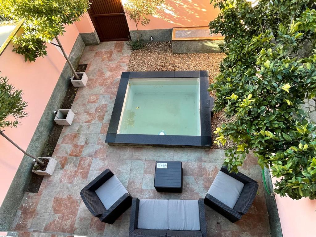 an overhead view of a swimming pool with chairs and plants at CERES Home in Merida