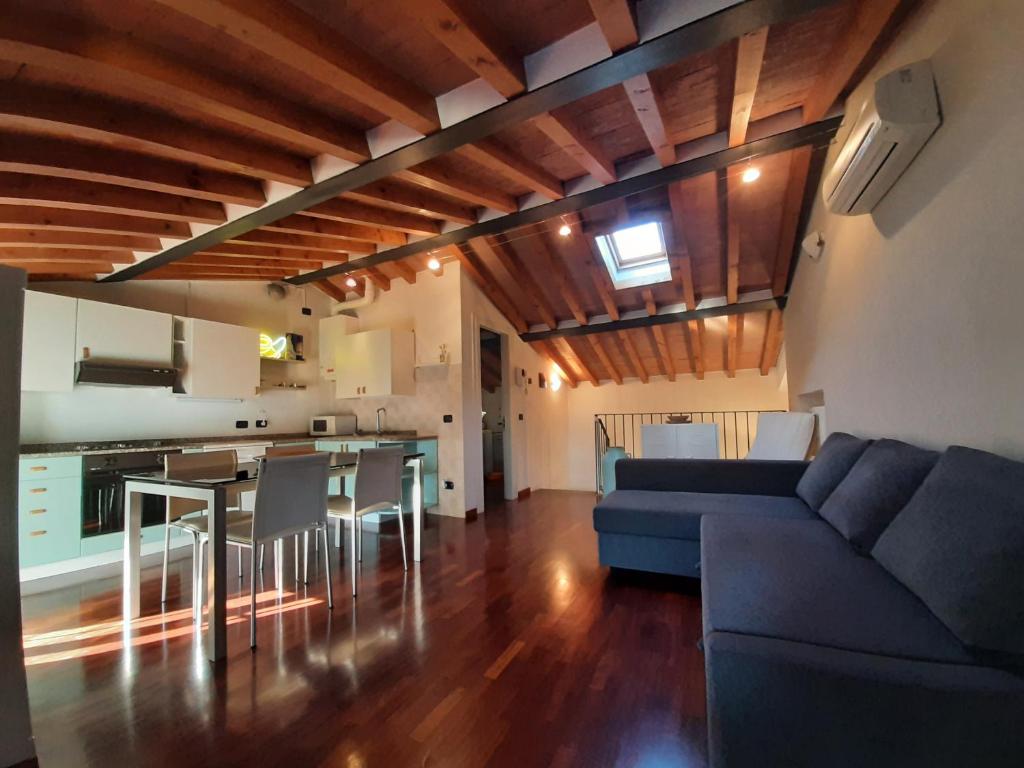 Zona d'estar a Appartamento sui tetti di Parma