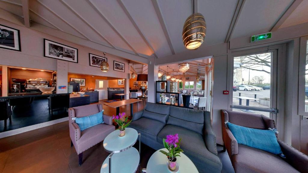 Posezení v ubytování Hotel Acadie Les Ulis