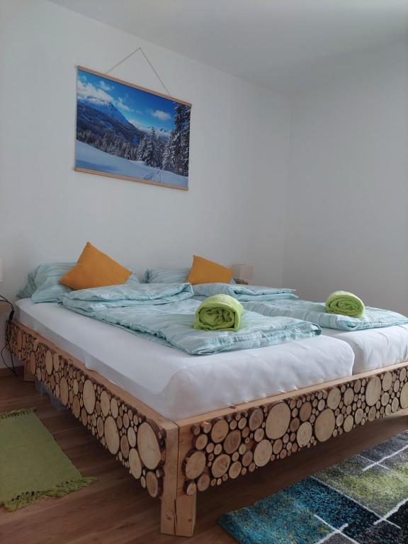 A bed or beds in a room at Appartement Naturnah