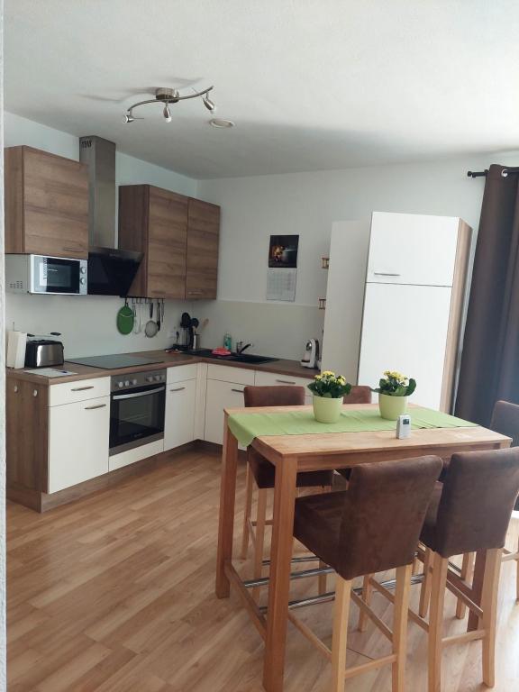 A kitchen or kitchenette at Appartement Naturnah