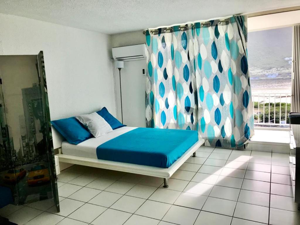 En eller flere senge i et værelse på Cozy studio with lake view - 40 m² - Saint Martin