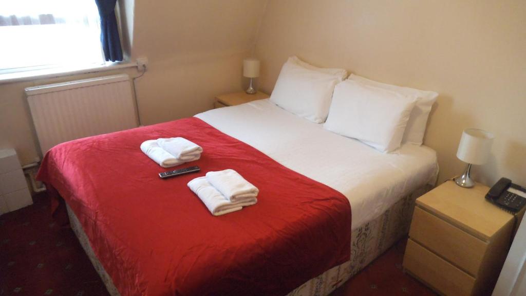 Postel nebo postele na pokoji v ubytování Arran House Hotel
