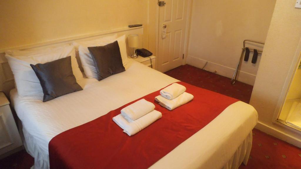 Postel nebo postele na pokoji v ubytování Arran House Hotel