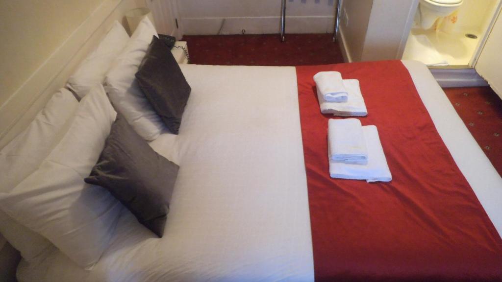 Postel nebo postele na pokoji v ubytování Arran House Hotel