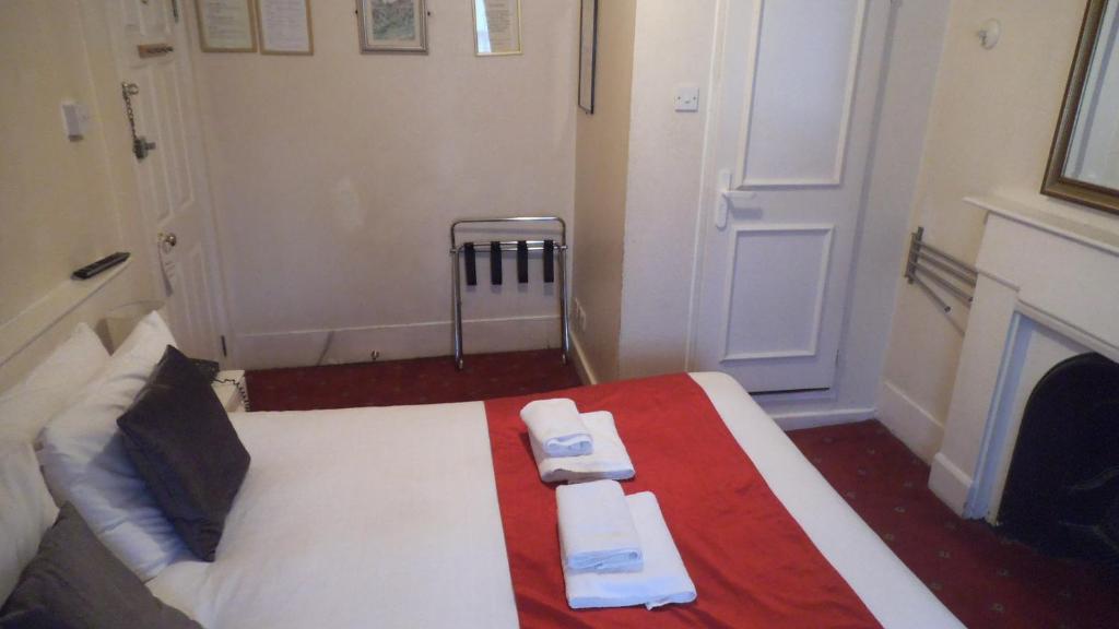 Postel nebo postele na pokoji v ubytování Arran House Hotel
