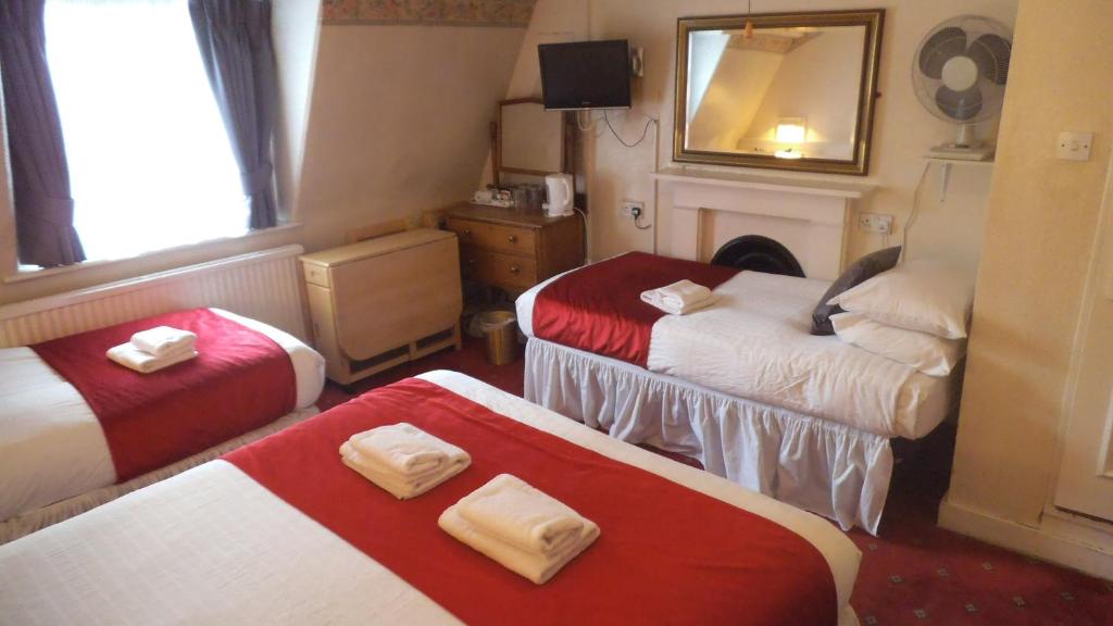 Postel nebo postele na pokoji v ubytování Arran House Hotel