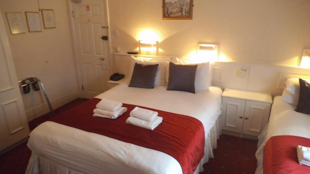 Postel nebo postele na pokoji v ubytování Arran House Hotel